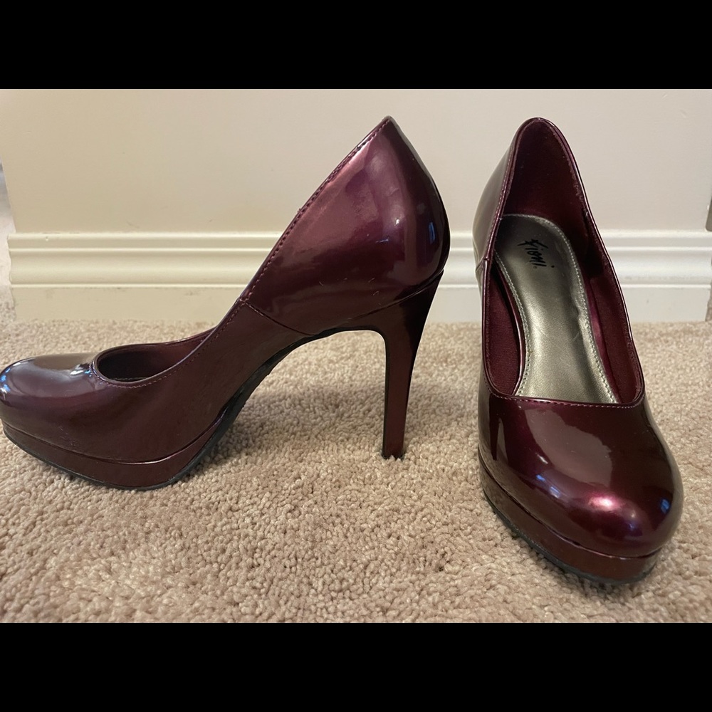 Beautiful heels used once indoor they are 5 1/2 feels more like 5 ish